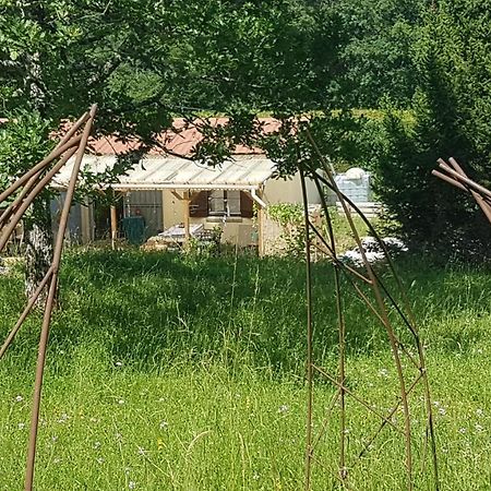 Lovely 2-Bed Shepherds Hut In A Forest Sougeres-en-Puisaye ภายนอก รูปภาพ