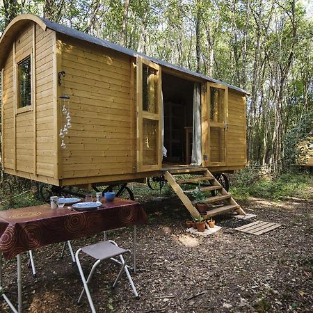 Lovely 2-Bed Shepherds Hut In A Forest Sougeres-en-Puisaye ภายนอก รูปภาพ