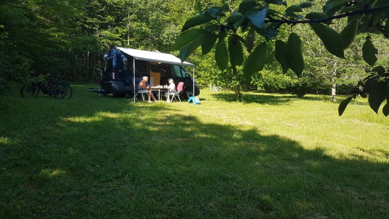 Lovely 2-Bed Shepherds Hut In A Forest Sougeres-en-Puisaye ภายนอก รูปภาพ