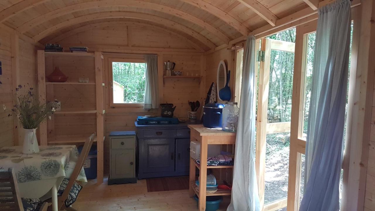 Lovely 2-Bed Shepherds Hut In A Forest Sougeres-en-Puisaye ภายนอก รูปภาพ