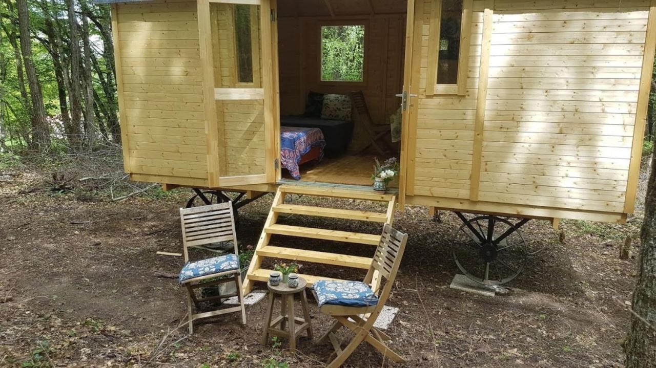 Lovely 2-Bed Shepherds Hut In A Forest Sougeres-en-Puisaye ภายนอก รูปภาพ