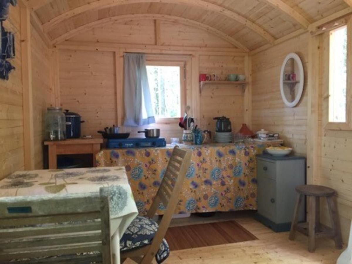 Lovely 2-Bed Shepherds Hut In A Forest Sougeres-en-Puisaye ภายนอก รูปภาพ