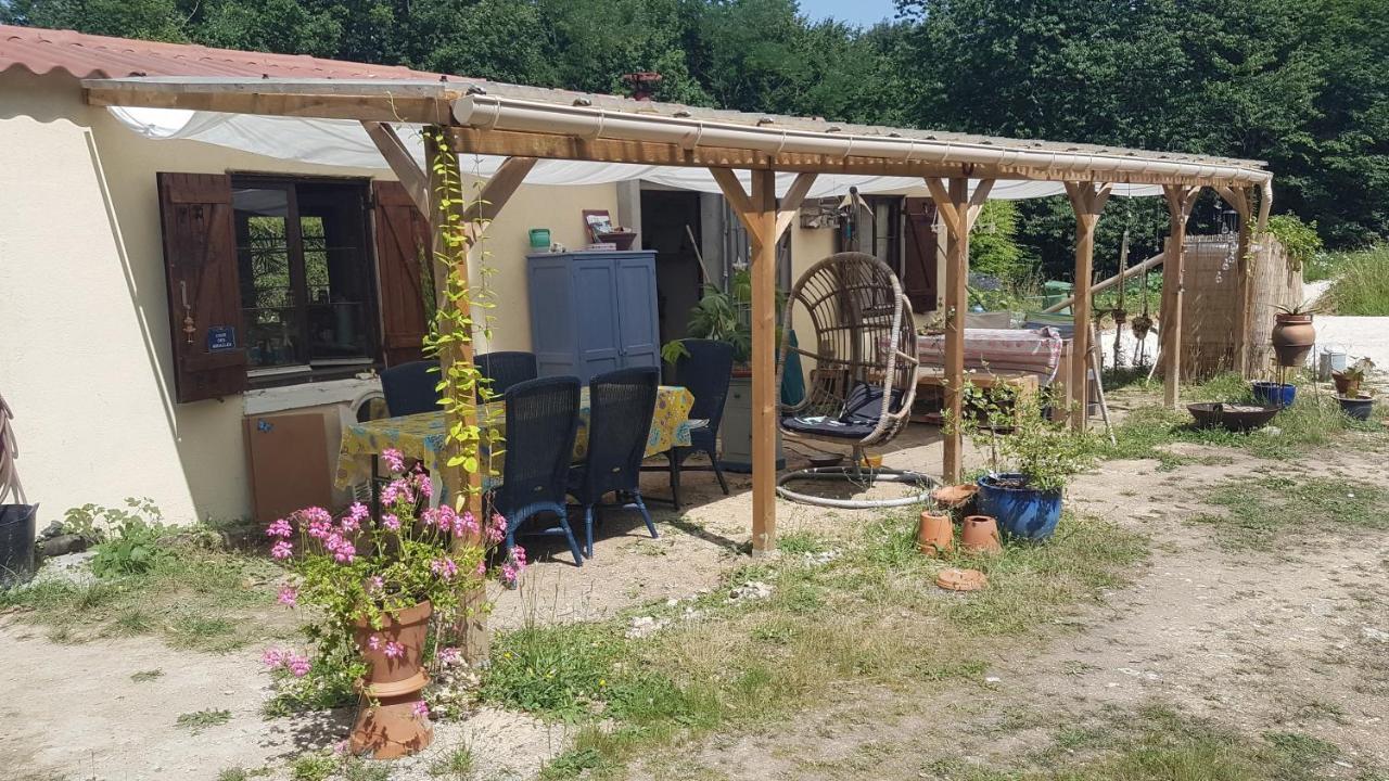 Lovely 2-Bed Shepherds Hut In A Forest Sougeres-en-Puisaye ภายนอก รูปภาพ